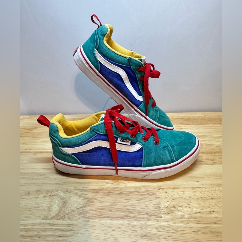 Colorblock Low-Top Sneakers in Teal, Blue & Red - Picture 2 of 14